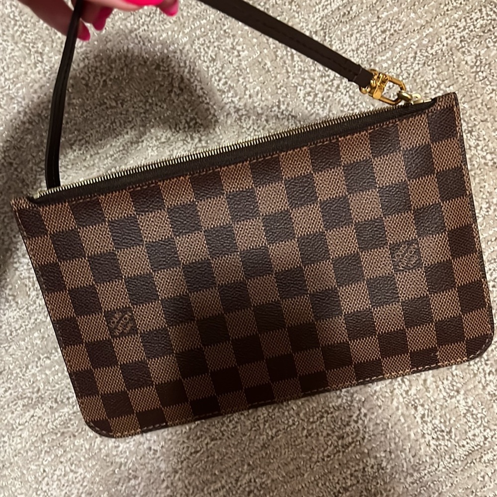 This is an authentic LOUIS VUITTON Monogram Neverfull MM GM Pochette